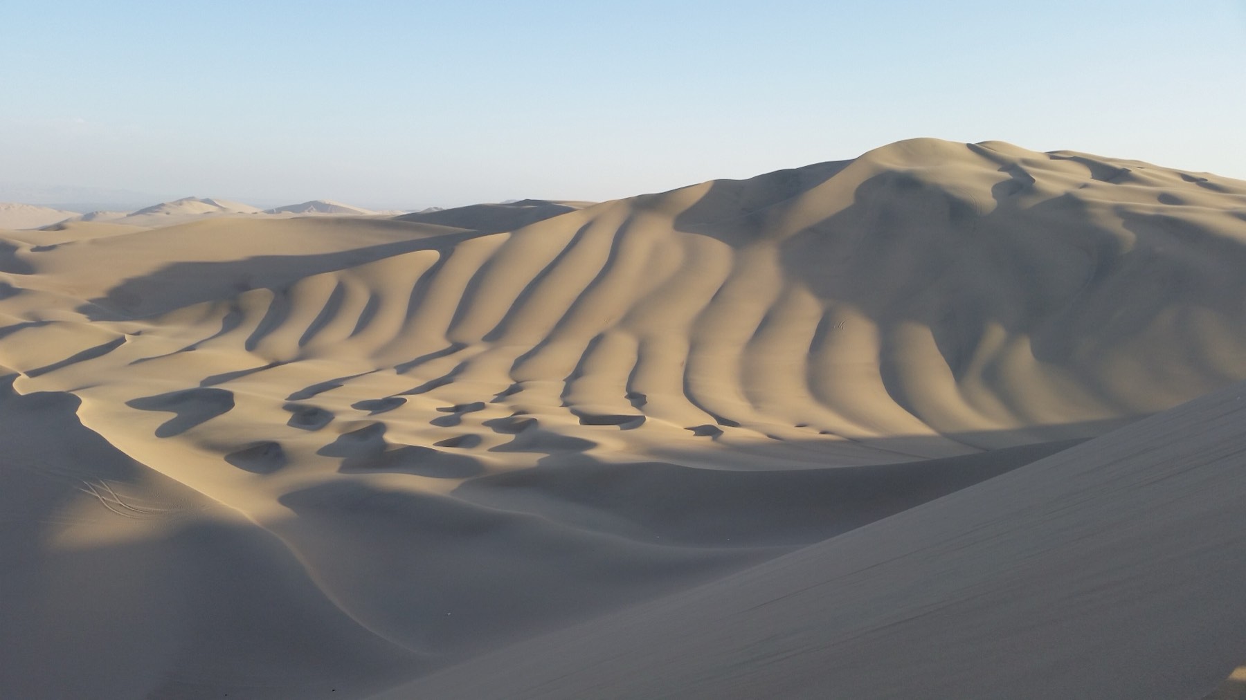 Crestas de dunas del desierto de Huacachina con la luz de la tarde