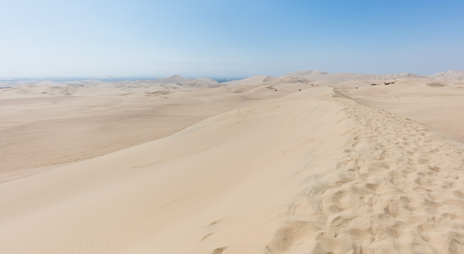 Cresta de duna en el desierto de Ica bajo cielo despejado