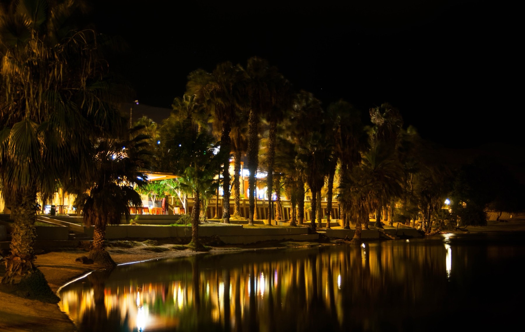 La laguna de Huacachina reflejando las palmeras del oasis