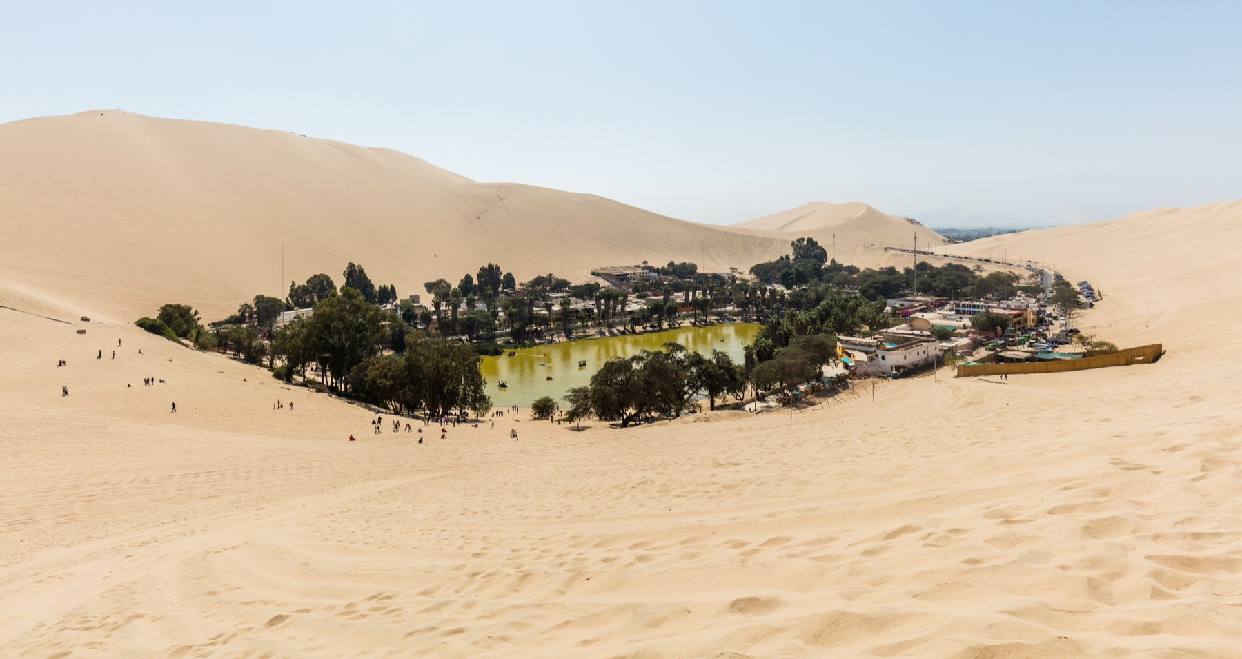 El oasis de Huacachina rodeado por las dunas del desierto de Ica
