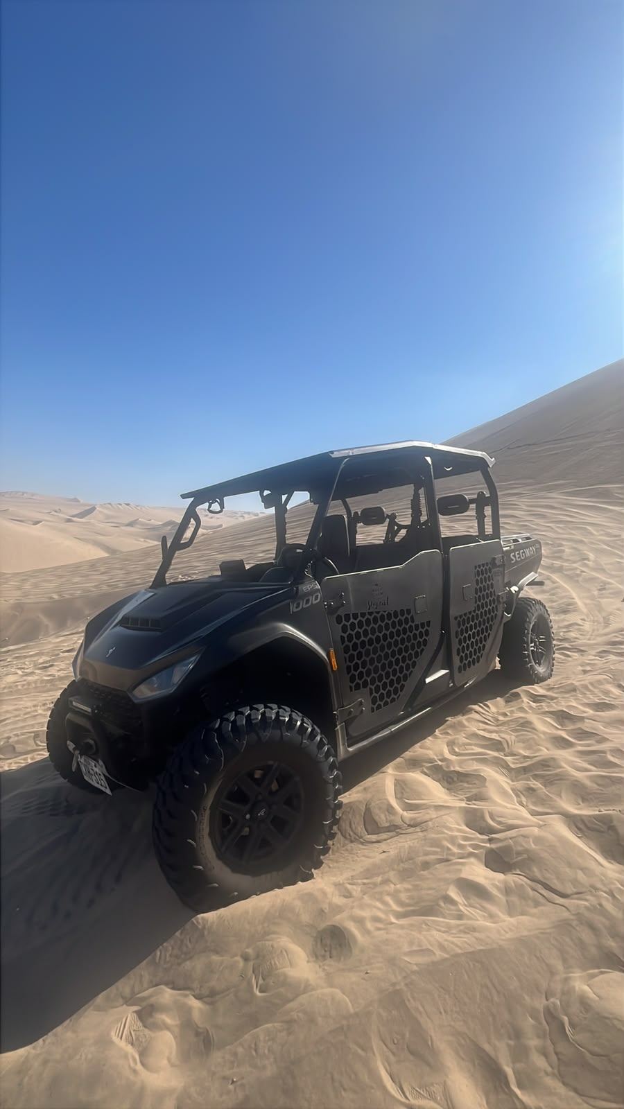 UTV Segway 1000 de cuatro plazas con jaula antivuelco y puertas de malla en las dunas de Ica